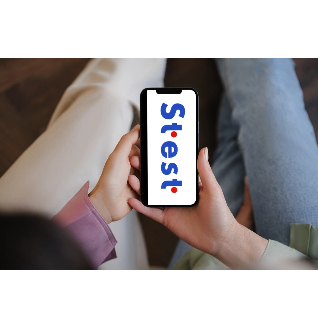 Safe test en movil Es una foto con el logo de safe test en un movil que está a punto de realizar el test de seguridad para la puerta automática